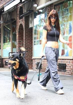 Bilder des Jahres 2023, Entertainment 08 August Entertainment Themen der Woche KW35 Entertainment Bilder des Tages NEW YORK, NY- AUGUST 30: Emily Ratajkowski seen walking her dog Colombo in New York City on August 30, 2023 Copyright: xRWx