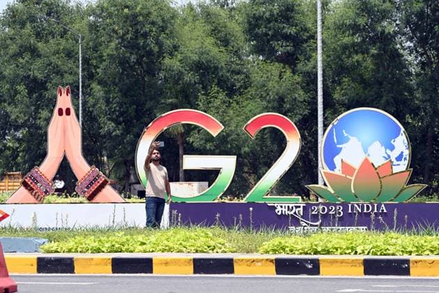 News Themen der Woche KW35 News Bilder des Tages NEW DELHI, INDIA - AUGUST 30: G20 logo installed near IGI Airport in preparation for the G20 Summit on August 30, 2023 in New Delhi, India. (Photo by Sanjeev Verma Hindustan Times) Preparations For Upcoming G20 Summit In Delhi NCR