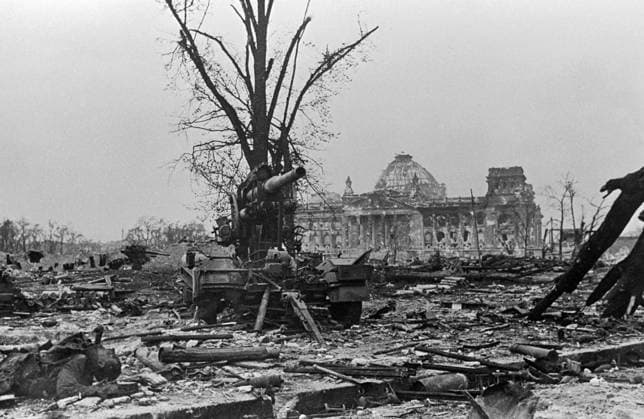 Archivbilder der Woche KW35 WWII REICHSTAG GUN 890 05.05.1945 An artillery gun and a killed soldier against the background of the destroyed Reichstag and dead trees. Georgij Sputnik Berlin Germany  Copyright: xGeorgijx