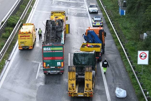News Themen der Woche KW35 News Bilder des Tages Das große Aufräumen nach dem Brand eines LKW auf der Autobahn BAB7 hat begonnen. Heute früh wurde der LKW um 7.40 Uhr durch eine Spezialfirma abgeschleppt. Mitarbeiter der Autobahnmeisterei fegten Brandreste zusammen. Die Autobahn bleibt weiter gesperrt, bis sich Experten einen Eindruck über den Zustand der Fahrbahn gemacht haben. In Harburg geht derweil nichts mehr, der Verkehr ist auf den Verbindungsstraßen zwischen Marmstorf und Heimfeld vollständig zusammengebrochen. Hamburg, der 31.08.2023 Brand-LKW abgeschleppt - Autobahn weiter gesperrt, Hamburg-Marmstorf Hamburg Deutschland Bundesautobahn 7 *** The big cleanup after the fire of a truck on the highway BAB7 has begun This morning, the truck was towed away at 7 40 oclock by a spe