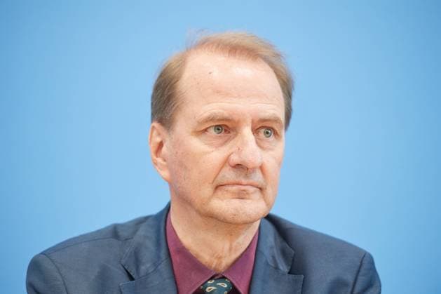 Politik Umweltbundesamt Dirk Messner Der Praesident des Umweltbundesamtes (UBA), Dirk Messner, stellte am Donnerstag den 3. August in Berlin die Studie Umweltbewusstsein in Deutschland 2022 vor. Das Umweltbundesamt ist Deutschlands zentrale Umweltbehoerde und forscht, beraet und informiert zu zahlreichen Fragen des Umweltschutzes und zu Umwelt und Gesundheit. 3.8.2023, Berlin *** Politics Federal Environment Agency Dirk Messner The President of the Federal Environment Agency UBA , Dirk Messner, presented the study Environmental Awareness in Germany 2022 on Thursday 3 August in Berlin The Federal Environment Agency is Germanys central environmental authority and researches, advises and informs on numerous issues of environmental prote