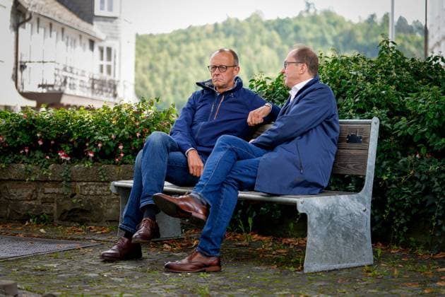 News Themen der Woche KW35 News Bilder des Tages Klausur des Geschaeftsfuehrenden Vorstands der CDU CSU-Bundestagsfraktion im Sauerland Friedrich Merz Vorsitzende der CDU CSU Bundestagsfraktion gemeinsam mit Alexander Dobrindt Vorsitzende der CSU im Bundestag und Erste Stellvertretende Fraktionsvorsitzende bei einer kurzen Pause auf einer Bank vor der Kirche von Schmallenberg bei ihrem gemeinsamen Rundgang durch Schmallenberg im Sauerland in Nordrhein-Westfalen im Vorfeld der zweitaegigen Klausurtagung der CDU CSU Bundestagsfraktion, Schmallenberg, 31.08.2023 Schmallenberg Nordrhein-Westfalen Deutschland *** Retreat of the Executive Committee of the CDU CSU Parliamentary Group in Sauerland Friedrich Merz Chairman of the CDU CSU Parliamentary Group together with Alexander Dobrindt Chairm