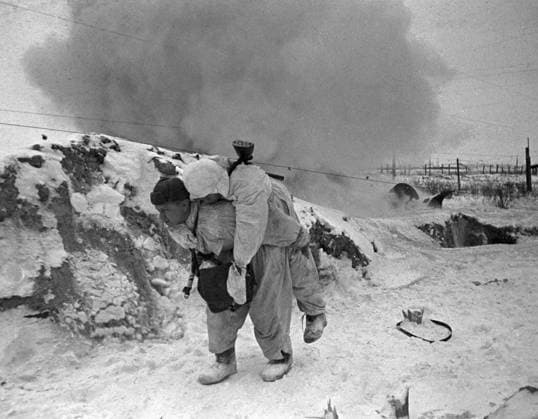 Archivbilder der Woche KW35 WWII WOUNDED WINTER CAMOUFLAGE CLOAKS 957 21.01.1943 A Soviet soldier taking his wounded comrade away from the battlefield. Boris Kudoyarov Sputnik Leningrad region Russia  Copyright: xBorisxKudoyarovx