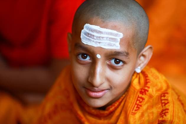 News Themen der Woche KW35 News Bilder des Tages August 31, 2023, Kathmandu, Nepal: A Hindu priest looks on while performing rituals at Gokarneshor, Uttarbahini temple during the Janai Purnima festival. Janai Purnima also known as the Sacred Thread festival or Rakshya Bandhan festival, Hindu men, especially the Brahmans and Chettris, perform their annual change of Janai, sacred threads worn across the chest or tied around the wrist and Purified by mantras. The thread is a symbol of protection. Kathmandu Nepal - ZUMAs197 20230831_aaa_s197_003 Copyright: xPrabinxRanabhatx