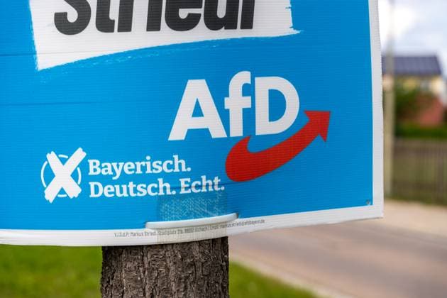 News Themen der Woche KW35 News Bilder des Tages Stettenhofen, Bavaria, Germany - 31 August 2023: An election poster for the state election in Bavaria hangs on the street in a village. The party AfD Alternative for Germany with the candidate Markus Striedl. Election campaign in Bavaria *** Ein Wahlplakat zur Landtagswahl in Bayern hängt an der Straße in einem Dorf. Die Partei AfD Alternative für Deutschland mit dem Kandidat Markus Striedl. Wahlkapf in Bayern