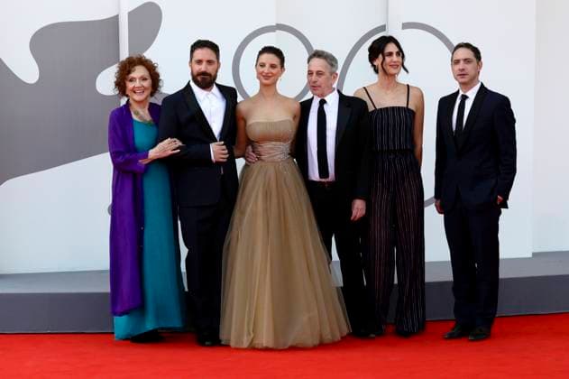 Entertainment Themen der Woche KW35 Entertainment Bilder des Tages Gloria Münchmeyer, Pablo Larrain, Paula Luchsinger, Alfredo Castro, Rocio Jadue und Juan de Dios Larrain bei der Premiere des Netflix-Films El conde auf der Biennale di Venezia 2023 80. Internationale Filmfestspiele von Venedig im Palazzo del Cinema. Venedig, 31.08.2023 *** Gloria Münchmeyer, Pablo Larrain, Paula Luchsinger, Alfredo Castro, Rocio Jadue and Juan de Dios Larrain at the premiere of the Netflix film El conde at the Biennale di Venezia 2023 80 Venice International Film Festival at Palazzo del Cinema Venice, 31 08 2023. Foto:xA.xM.xTinghinox xFuturexImagex conde_3821