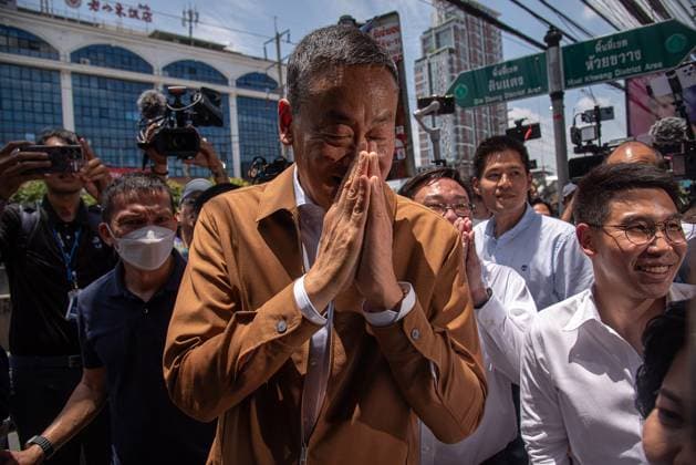 News Themen der Woche KW35 News Bilder des Tages August 31, 2023, Bangkok, Thailand: Thailand Prime Minister Srettha Thavisin pays respect during his visit to the Thaiphat Market in Bangkok. Srettha Thavisin visits the Thaiphat Market in Bangkok to met with the street food vendors and to discuss the solution to the surge in the cost of living. Bangkok Thailand - ZUMAs197 20230831_aaa_s197_113 Copyright: xPeeraponxBoonyakiatx