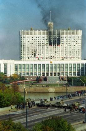Moscow, Russia. Tanks of the Taman Division, which sided with the Russian President, and civilians gather on Novoarbatsky Bridge during the storming of the House of Soviets of the Russian Federation on Krasnopresnenskaya Embankment within the escalating conflict between the Supreme Soviet of the Russian Federation and Russian President Boris Yeltsin. Roman Denisov TASS  142678