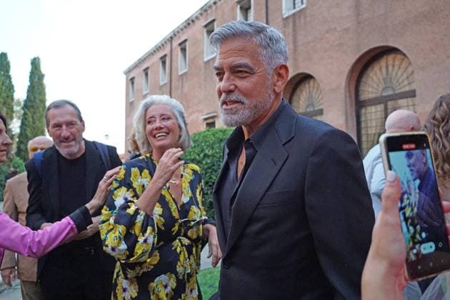 August 31, 2023, Venezia, Italia: L™attore statunitense George Clooney e l™ attrice britannica Emma Thompson poco prima dell™inizio della cerimonia per il Diane Von Furstenberg Award, nella Sala degli Arazzi della Fondazione Giorgio Cini a Venezia, 31 agosto 2023. American actor George Clooney and British actress Emma Thompson shortly before the start of the ceremony for the Diane Von Furstenberg Award, in the Sala degli Arazzi of the Giorgio Cini Foundation in Venice, Italy, 31 August 2023. ANSA ANDREA MEROLA Venezia Italia  - ZUMAa110 20230831_zaf_a110_135 Copyright: xAndreaxMerolax