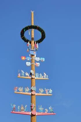  Maibaum mit Kranz, Wappen, Zunftzeichen und Figuren auf dem Marktplatz, Würzburg, Unterfranken, Franken, Bayern, Deutschland, Europa *** Maypole with Wreath, Coat of arms, Guild sign and Figures at the Marketplace, Würzburg, Lower Franconia, Franconia, Bavaria, Germany, Europe Copyright: imageBROKER/GeraldxAbele iblgda09566276.jpg