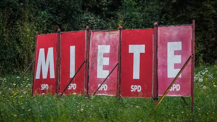 31.08.2023; München, Bayern, Deutschland, Europa - Wahlplakate der bayrischen SPD mit dem Wort MIETE - Landtagswahlen, Wahlkampf, Plakat, Wahlwerbung, Dreieckständer, Straßenwahlkampf *** 31 08 2023 Munich, Bavaria, Germany, Europe election posters of the Bavarian SPD with the word MIETE state elections, election campaign, poster, election advertising, triangle stand, street election campaign