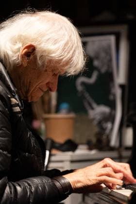 Gunter Hampel in Berlin Berlin, Deutschland 31. August 2023: Gunter Hampel am Klavier. An seinem 86 jährigen Geburtstag spielt der Multiinstrumentalist (Vibrafon, Bassklarinette, Flöte, Klavier) und Komponist Gunter Hampel mit seiner MDIC (Music and Dance Improvisation Company) im Kühlspot Social Club mit seiner Tochter Cavana Lee-Hampel (Gesang), Johannes Schleiermacher (Saxofon und Synthesizer), Bernd Oezsevim (Schlagzeug und Percussion) sowie dem Tänzer, seinem Sohn Ruomi Lee-Hampel sowie der Tänzerin Qadira Oechsle-Ali. Gunter Hampel spielt seit den 1950er Jahren auf internationalen Bühnen und veröffentlicht seine Musik auf seinem Label Birth Records. Berlin