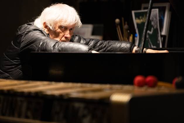 Gunter Hampel in Berlin Berlin, Deutschland 31. August 2023: Gunter Hampel am Klavier. An seinem 86 jährigen Geburtstag spielt der Multiinstrumentalist (Vibrafon, Bassklarinette, Flöte, Klavier) und Komponist Gunter Hampel mit seiner MDIC (Music and Dance Improvisation Company) im Kühlspot Social Club mit seiner Tochter Cavana Lee-Hampel (Gesang), Johannes Schleiermacher (Saxofon und Synthesizer), Bernd Oezsevim (Schlagzeug und Percussion) sowie dem Tänzer, seinem Sohn Ruomi Lee-Hampel sowie der Tänzerin Qadira Oechsle-Ali. Gunter Hampel spielt seit den 1950er Jahren auf internationalen Bühnen und veröffentlicht seine Musik auf seinem Label Birth Records. Berlin