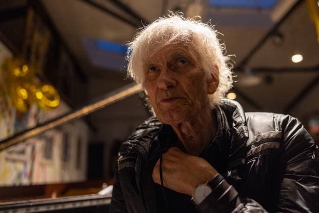 Gunter Hampel in Berlin Berlin, Deutschland 31. August 2023: Porträt von Gunter Hampel vor seinem Auftritt. An seinem 86 jährigen Geburtstag spielt der Multiinstrumentalist (Vibrafon, Bassklarinette, Flöte, Klavier) und Komponist Gunter Hampel mit seiner MDIC (Music and Dance Improvisation Company) im Kühlspot Social Club mit seiner Tochter Cavana Lee-Hampel (Gesang), Johannes Schleiermacher (Saxofon und Synthesizer), Bernd Oezsevim (Schlagzeug und Percussion) sowie dem Tänzer, seinem Sohn Ruomi Lee-Hampel sowie der Tänzerin Qadira Oechsle-Ali. Gunter Hampel spielt seit den 1950er Jahren auf internationalen Bühnen und veröffentlicht seine Musik auf seinem Label Birth Records. Berlin