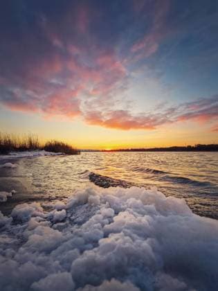 Creative Highlights World Windiger Abend am See mit Wellen, die weißen Schaum am Ufer erzeugen. Lebhafte Sonnenuntergangsszene über dem Teich *** windier Evening on Lake with Waves, the white Foam on Shore generate lively Sunset scene via the Pond Copyright: imageBROKER/PsychoShadow ibxaiu09566403.jpg