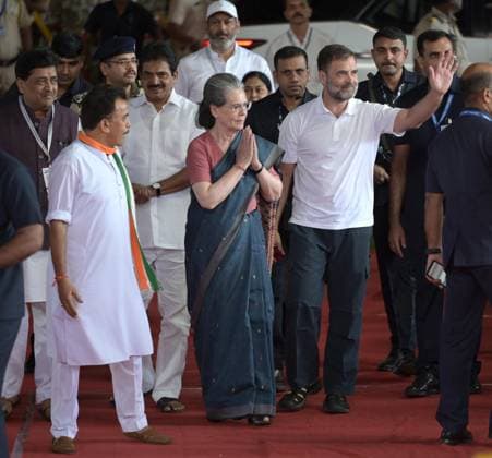 News Themen der Woche KW35 News Bilder des Tages MUMBAI, INDIA ? AUGUST 31: Congress leaders Sonia Gandhi and Rahul Gandhi arrive to attend the meeting of Indian National Developmental Inclusive Alliance (INDIA), at Mumbai International Airport T2, on August 31, 2023 in Mumbai, India. A total of 28 parties are likely to participate in the third meeting of the newly formed opposition alliance in Mumbai. INDIA or ?Indian National Developmental Inclusive Alliance? is a group of opposition parties, including the Congress. The parties have come together to take on the National Democratic Alliance (NDA), which is led by PM Modi s Bharatiya Janata Party (BJP), and prevent it from winning a third straight term at the Centre in the 2024 Lok Sabha elections. (Photo by Vijay Bate Hindustan Times ) C