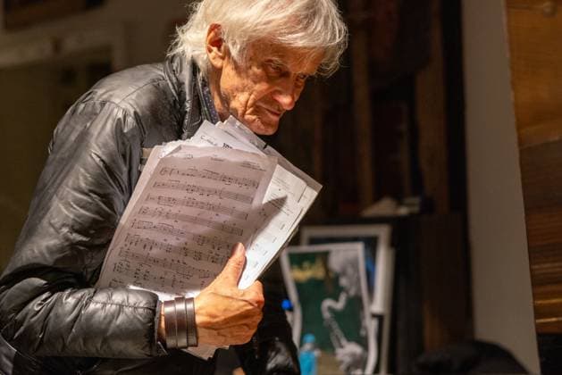Gunter Hampel in Berlin Berlin, Deutschland 31. August 2023: Gunter Hampel am Klavier mit seinen Kompositionen in der Hand. An seinem 86 jährigen Geburtstag spielt der Multiinstrumentalist (Vibrafon, Bassklarinette, Flöte, Klavier) und Komponist Gunter Hampel mit seiner MDIC (Music and Dance Improvisation Company) im Kühlspot Social Club mit seiner Tochter Cavana Lee-Hampel (Gesang), Johannes Schleiermacher (Saxofon und Synthesizer), Bernd Oezsevim (Schlagzeug und Percussion) sowie dem Tänzer, seinem Sohn Ruomi Lee-Hampel sowie der Tänzerin Qadira Oechsle-Ali. Gunter Hampel spielt seit den 1950er Jahren auf internationalen Bühnen und veröffentlicht seine Musik auf seinem Label Birth Records. Berlin