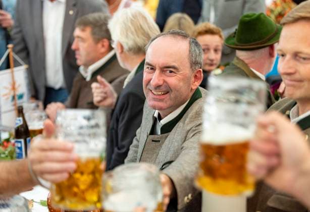 Bilder des Jahres 2023, News 08 August News Themen der Woche KW35 News Bilder des Tages Festrede von Hubert Aiwanger Freie Wähler im Festzelt Aschauer Markt in Aschau im Chiemgau Datum: 31.08.2023 *** Festive speech by Hubert Aiwanger Free Voters in the festival tent Aschauer Markt in Aschau im Chiemgau Date 31 08 2023