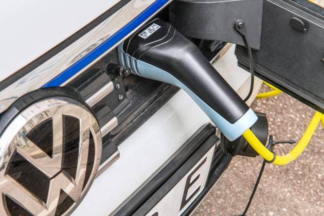 E-Auto von VW lädt an einer E-Ladestation in München, September 2023 Deutschland, München, September 2023, VW E-Auto lädt an einer Ladestation für Elektrofahrzeuge, Ladesäule der Stadtwerke München, Ladetankstelle, Elektroauto beim laden mit Ökostrom, Elektromotor, Autos, tanken, Strom, E-Auto, E-Autos, Elektrofahrzeug, Elektromobilität, Infrastruktur, Klimaschutz, Mobilität, Stadt, Verkehr, Bayern *** E car from VW charging at an E charging station in Munich, September 2023 Germany, Munich, September 2023, VW E car charging at a charging station for electric vehicles, charging station of the municipal utility Munich, charging station, electric car charging with green electricity, electric motor, cars, refuel, electricity, E car,