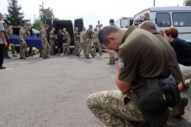 News Themen der Woche KW35 News Bilder des Tages Funeral ceremony of Mi-8 helicopter crews in Poltava POLTAVA, UKRAINE - SEPTEMBER 1, 2023 - Members of the public kneel as servicemen carry a coffin during a funeral ceremony for pilots and technicians of two Mi-8 helicopters, Poltava, central Ukraine. Two Mi-8 helicopters crashed near Novoiavlenka village, Donetsk Region, while on a combat mission on Tuesday, August 29. Four pilots and two technicians of the 18th Igor Sikorsky Separate Army Aviation Brigade died in the accident., Credit:Vyacheslav Madiyevskyy Avalon Ukraine, Poltava  Copyright: xVyacheslavxMadiyevskyyx xAvalonx 0802049994