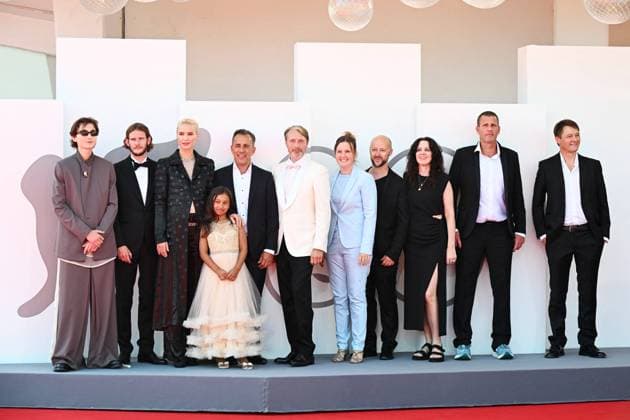 Bilder des Jahres 2023, Entertainment 09 September Entertainment Themen der Woche KW35 Entertainment Bilder des Tages Venice, 80th Venice Film Festival 2023. Evening 3 - Red Carpet of the film Bastarden Venice, 80th Venice Film Festival 2023. Day 3 - red carpet of the film Bastarden (The Promised Land) - In the photo: Gustav Lindh, Simon Bennebjerg, Amanda Collin, Hagberg Melina, Nikolaj Arcel, Mads Mikkelsen and guests Venice Italy  Copyright: xIPA ABACAx BRIPA20230901_850 IPA ABACAx BRIPA20230901_850