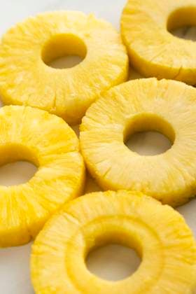  Hochkantige Ananasscheiben *** edge Pineapple slices Copyright: imageBROKER/OleksandrxLatkun ibxole09562262.jpg