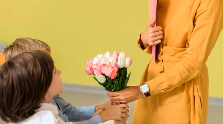  Kinder schenken ihrer Lehrerin einen Blumenstrauß *** Children Gifts their Teacher a Bouquet Copyright: imageBROKER/OleksandrxLatkun ibxole09562775.jpg ,model released, Symbolfoto ,property released