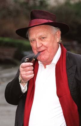 JOSS ACKLAND British Actor Winner of the Pipe Smoker of the Year Award 2000 COMPULSORY CREDIT: UPPA Photoshot Photo UHY 016970 B-03a 19.01.2000 JOSS ACKLAND British Actor Winner of the Pipe Smoker of the Year Award 2000 COMPULSORY CREDIT: Starstock Photoshot Photo UHY 016970 B-03a 19.01.2000, Credit:Photoshot Avalon United Kingdom  Copyright: xPhotoshotx xAvalonx 0502498633