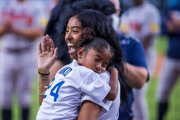 Bilder des Jahres 2023, Entertainment 09 September Entertainment Themen der Woche KW35 Entertainment Bilder des Tages September 1, 2023, Los Angeles, California, USA: Natalia Bryant holding younger sister, Capri before the ceremonial first pitch prior to the regular season MLB game between the Los Angeles Dodgers and the Atlanta Braves on Friday, September 1, 2023 at Dodger Stadium in Los Angeles, California. ARIANA RUIZ PI Los Angeles USA - ZUMAp124 20230901_zaa_p124_130 Copyright: xArianaxRuizx