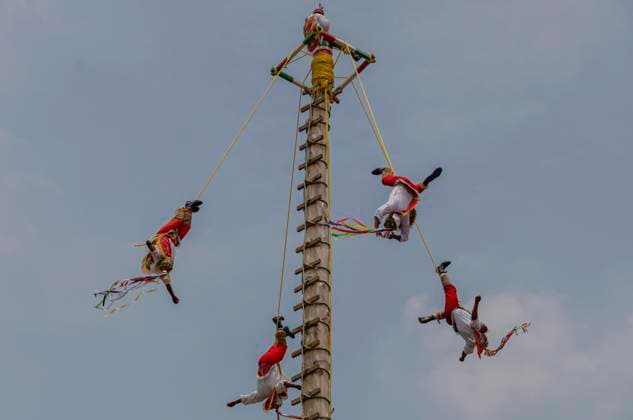 Ritual Ceremony Of Voladores Of Mexico A group of flyers from Papantla (a town belonging to the State of Veracruz, Mexico), dance in the air at the facilities of the Los Pinos Cultural Complex in Mexico City, as part of the 8th National Meeting of the Flying Ritual Ceremony, with the purpose of strengthening, protecting and disseminating said dance within the framework of the 14 years of the declaration of this tradition as Intangible Cultural Heritage of Humanity. The origins of the voladores ceremony date back to pre-Hispanic times. Although there is no exact date, it is known that upon the arrival of the conquerors, its main chroniclers considered this dance as a game , perhaps because originally the attire used consisted of costum  Copyright: xGerardoxVieyrax originalFilename: vieyra-notitle230901_npmMQ.jpg