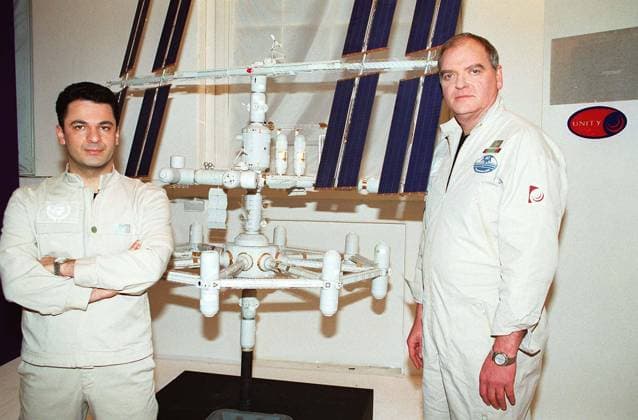 Left: KOUROSH ASAD And Right: ANGUS MacINNES (Both star in the Sky TV series Space Island One ) COMPULSORY CREDIT: UPPA Photoshot Photo UGL 014179 C-28 16.12.1997 Left: KOUROSH ASAD And Right: ANGUS MacINNES (Both star in the Sky TV series Space Island One ) COMPULSORY CREDIT: Starstock Photoshot Photo UGL 014179 C-28 16.12.1997, Credit:Photoshot Avalon United Kingdom  Copyright: xPhotoshotx xAvalonx 0502506905