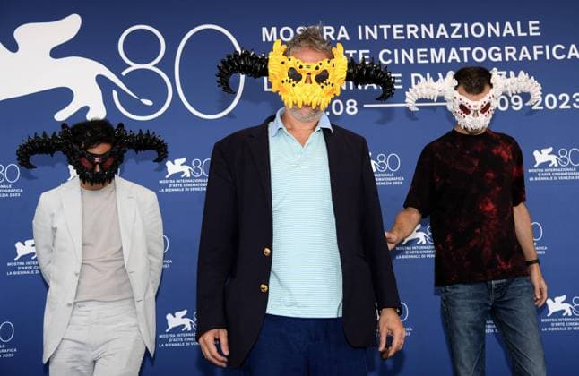 Bilder des Jahres 2023, Entertainment 09 September Entertainment Themen der Woche KW35 Entertainment Bilder des Tages September 2, 2023, VENICE, ITALY: US filmmaker Harmony Korine (C), wearing a yellow mask, poses at a photocall for Aggro De1ft during the 80th annual Venice International Film Festival, in Venice, Italy, 02 September 2023. The movie is presented out competition at the festival running from 30 August to 09 September 2023. ANSA CLAUDIO ONORATI. VENICE ITALY  - ZUMAa110 20230902_zaf_a110_033 Copyright: xClaudioxOnoratix