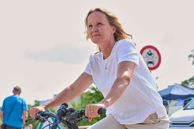 Steffi Lemke in Dessau EUR, Deutschland, Dessau, 02.09.2023: Beim Aktionstag Umwelt im Quartier besucht die Bundesministerin für Umwelt, Naturschutz, nukleare Sicherheit und Verbraucherschutz, Steffi Lemke (B90 Die Grünen) ihre Heimatstadt Dessau. Fünf Quartiere nehmen am Pilotprojekt Umwelt im Quartier teil. Das Quartier am Leipziger Tor ist durch den Stadtumbau geprägt.Parkähnliche Gestaltung soll die Wohn- und Lebensqualität der Anwohner erhöhen. *** Steffi Lemke in Dessau EUR, Germany, Dessau, 02 09 2023 At the Action Day Environment in the Neighborhood, the Federal Minister for the Environment, Nature Conservation, Nuclear Safety and Consumer Protection, Steffi Lemke B90 Die Grünen visits her hometown Dessau Five neighborh