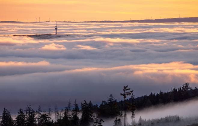 Bilder des Jahres 2023, News 09 September News Themen der Woche KW35 News Bilder des Tages Sonnenaufgang über dem Nebel Blick auf den Sonnenaufgang aus den Höhenlagen des Taunus, Tal ist eine dicke Nebeldecke zu sehen, aus der die höchsten Gipfel des Mittelgebirges herausragen, mittig der Gipfel des Winterstein Steinkopf. Im Hintergrund Windräder eines Windparks., Schmitten Hessen Deutschland *** Sunrise over the fog View of the sunrise from the heights of the Taunus, valley is a thick blanket of fog to see, from which the highest peaks of the low mountain range stand out, in the center the summit of Winterstein Steinkopf In the background wind turbines of a wind farm , Schmitten Hesse Germany