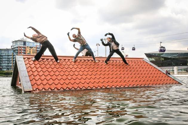 Bilder des Jahres 2023, News 09 September News Themen der Woche KW35 News Bilder des Tages Sliding Slope performance by Vloeistof at Royal Docks, London, UK London, UK, 02nd Sep 2023. Performers from Dutch group Vloeistof present Sliding Slope a performance immersed in the water at Royal Docks, part of Greenwich+Docklands International Festival. Four people fight for survival on the rooftop of a submerged house. Inspired by the North Sea Flood of 1953, bringing a devastating historical disaster up to date in the face of rising sea water levels and global warming., Credit:Imageplotter Avalon  Copyright: xImageplotterx xAvalonx 0802313157