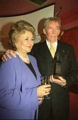 PETER O TOOLE Irish Actor Seen at the Laurence Olivier Awards 2000. (Winner of the Outstanding Achievement Award for his role as Jeffrey Bernard in Jeffrey Bernard is Unwell ) With: LADY OLIVIER (Joan Plowright) British Actress COMPULSORY CREDI PETER O TOOLE Irish Actor Seen at the Laurence Olivier Awards 2000. (Winner of the Outstanding Achievement Award for his role as Jeffrey Bernard in Jeffrey Bernard is Unwell ) With: LADY OLIVIER (Joan Plowright) British Actress COMPULSORY CREDIT: Starstock Photoshot Photo UGL 017073 F-15 18.02.2000, Credit:Photoshot Avalon United Kingdom  Copyright: xPhotoshotx xAvalonx 0502558472