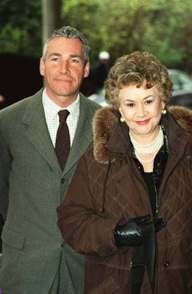 JOAN PLOWRIGHT (Lady Olivier) British Actress With NAME UNKNOWN Arriving for the Evening Standard Drama Awards. COMPULSORY CREDIT: UPPA Photoshot Photo UHY 016841 C-28 22.11.1999 JOAN PLOWRIGHT (Lady Olivier) British Actress With NAME UNKNOWN Arriving for the Evening Standard Drama Awards. COMPULSORY CREDIT: Starstock Photoshot Photo UHY 016841 C-28 22.11.1999, Credit:Photoshot Avalon United Kingdom  Copyright: xPhotoshotx xAvalonx 0502563177