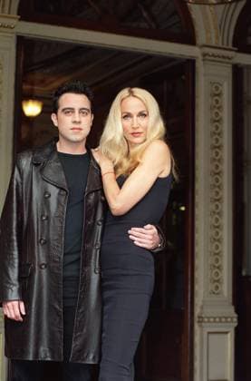 JERRY HALL American Model and Actress with JOSH COHEN British Actor Stars of the play The Graduate at the Gielgud Theatre, London COMPULSORY CREDIT: UPPA Photoshot Photo UHY 017484 A-01 28.06.2000 JERRY HALL American Model and Actress with JOSH COHEN British Actor Stars of the play The Graduate at the Gielgud Theatre, London COMPULSORY CREDIT: Starstock Photoshot Photo UHY 017484 A-01 28.06.2000, Credit:Photoshot Avalon United Kingdom  Copyright: xPhotoshotx xAvalonx 0502563239