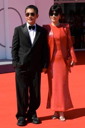 Tony Leung Chiu-wai und Carina Lau Kar-ling bei der Premiere des Dokumentarfilms La parte del Leone: una storia della Mostra The Lion s Share: a History of the Mostra und die Verleihung des Goldenen Löwen für das Lebenswerk an Tony Leung Chiu-wai auf der Biennale di Venezia 2023 80. Internationale Filmfestspiele von Venedig im Palazzo del Cinema. Venedig, 02.09.2023
