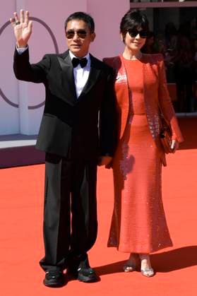 Tony Leung Chiu-wai und Carina Lau Kar-ling bei der Premiere des Dokumentarfilms La parte del Leone: una storia della Mostra The Lion s Share: a History of the Mostra und die Verleihung des Goldenen Löwen für das Lebenswerk an Tony Leung Chiu-wai auf der Biennale di Venezia 2023 80. Internationale Filmfestspiele von Venedig im Palazzo del Cinema. Venedig, 02.09.2023