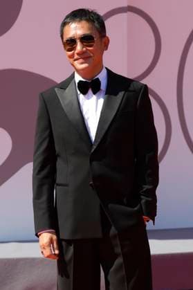 Tony Leung Chiu-wai bei der Premiere des Dokumentarfilms La parte del Leone: una storia della Mostra The Lion s Share: a History of the Mostra und die Verleihung des Goldenen Löwen für das Lebenswerk an Tony Leung Chiu-wai auf der Biennale di Venezia 2023 80. Internationale Filmfestspiele von Venedig im Palazzo del Cinema. Venedig, 02.09.2023
