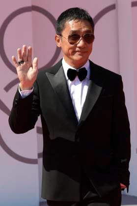 Tony Leung Chiu-wai bei der Premiere des Dokumentarfilms La parte del Leone: una storia della Mostra The Lion s Share: a History of the Mostra und die Verleihung des Goldenen Löwen für das Lebenswerk an Tony Leung Chiu-wai auf der Biennale di Venezia 2023 80. Internationale Filmfestspiele von Venedig im Palazzo del Cinema. Venedig, 02.09.2023