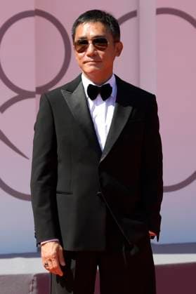 Tony Leung Chiu-wai bei der Premiere des Dokumentarfilms La parte del Leone: una storia della Mostra The Lion s Share: a History of the Mostra und die Verleihung des Goldenen Löwen für das Lebenswerk an Tony Leung Chiu-wai auf der Biennale di Venezia 2023 80. Internationale Filmfestspiele von Venedig im Palazzo del Cinema. Venedig, 02.09.2023
