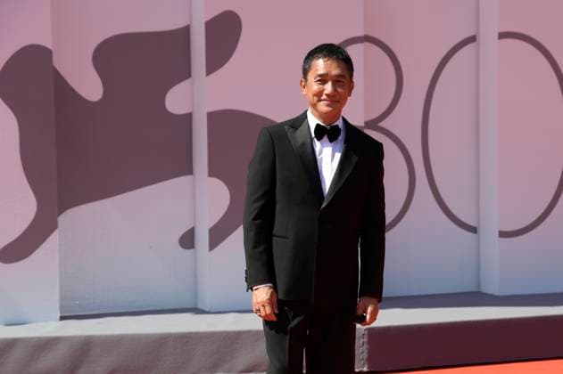 Tony Leung Chiu-wai bei der Premiere des Dokumentarfilms La parte del Leone: una storia della Mostra The Lion s Share: a History of the Mostra und die Verleihung des Goldenen Löwen für das Lebenswerk an Tony Leung Chiu-wai auf der Biennale di Venezia 2023 80. Internationale Filmfestspiele von Venedig im Palazzo del Cinema. Venedig, 02.09.2023