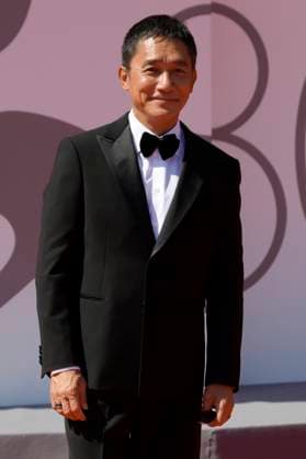 Tony Leung Chiu-wai bei der Premiere des Dokumentarfilms La parte del Leone: una storia della Mostra The Lion s Share: a History of the Mostra und die Verleihung des Goldenen Löwen für das Lebenswerk an Tony Leung Chiu-wai auf der Biennale di Venezia 2023 80. Internationale Filmfestspiele von Venedig im Palazzo del Cinema. Venedig, 02.09.2023