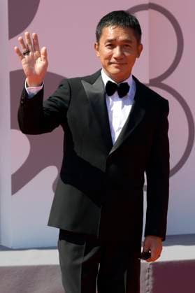 Tony Leung Chiu-wai bei der Premiere des Dokumentarfilms La parte del Leone: una storia della Mostra The Lion s Share: a History of the Mostra und die Verleihung des Goldenen Löwen für das Lebenswerk an Tony Leung Chiu-wai auf der Biennale di Venezia 2023 80. Internationale Filmfestspiele von Venedig im Palazzo del Cinema. Venedig, 02.09.2023