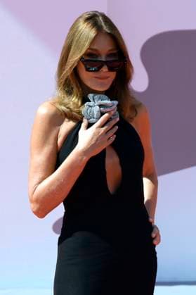 Carla Bruni bei der Premiere des Dokumentarfilms La parte del Leone: una storia della Mostra The Lion s Share: a History of the Mostra und die Verleihung des Goldenen Löwen für das Lebenswerk an Tony Leung Chiu-wai auf der Biennale di Venezia 2023 80. Internationale Filmfestspiele von Venedig im Palazzo del Cinema. Venedig, 02.09.2023