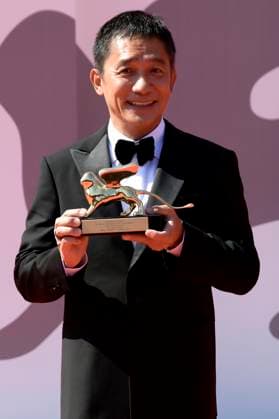 Tony Leung Chiu-wai bei der Premiere des Dokumentarfilms La parte del Leone: una storia della Mostra The Lion s Share: a History of the Mostra und die Verleihung des Goldenen Löwen für das Lebenswerk an Tony Leung Chiu-wai auf der Biennale di Venezia 2023 80. Internationale Filmfestspiele von Venedig im Palazzo del Cinema. Venedig, 02.09.2023