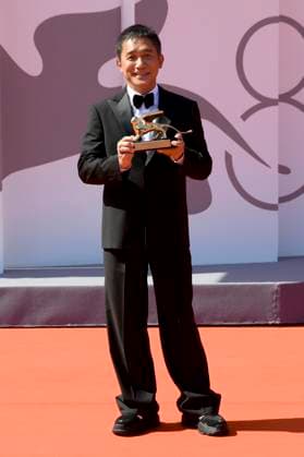 Tony Leung Chiu-wai bei der Premiere des Dokumentarfilms La parte del Leone: una storia della Mostra The Lion s Share: a History of the Mostra und die Verleihung des Goldenen Löwen für das Lebenswerk an Tony Leung Chiu-wai auf der Biennale di Venezia 2023 80. Internationale Filmfestspiele von Venedig im Palazzo del Cinema. Venedig, 02.09.2023