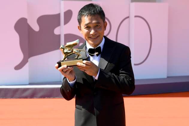 Tony Leung Chiu-wai bei der Premiere des Dokumentarfilms La parte del Leone: una storia della Mostra The Lion s Share: a History of the Mostra und die Verleihung des Goldenen Löwen für das Lebenswerk an Tony Leung Chiu-wai auf der Biennale di Venezia 2023 80. Internationale Filmfestspiele von Venedig im Palazzo del Cinema. Venedig, 02.09.2023